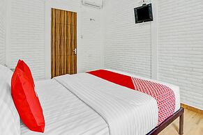 Super OYO 90828 Ara Guest House