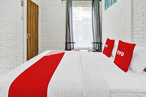 Super OYO 90828 Ara Guest House