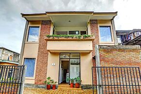 Super OYO 90828 Ara Guest House