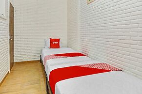 Super OYO 90828 Ara Guest House