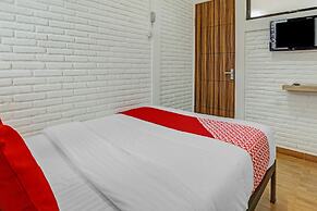 Super OYO 90828 Ara Guest House