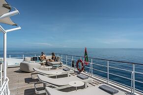 Four Seasons Explorer, Palau - Cruising Resort
