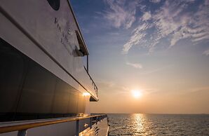 Four Seasons Explorer, Palau - Cruising Resort