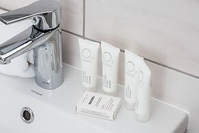 Sunny Seaside Apartment by Renters