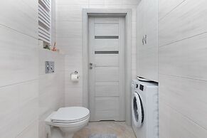 Sunny Seaside Apartment by Renters