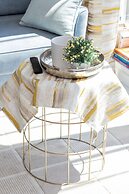 Sunny Seaside Apartment by Renters