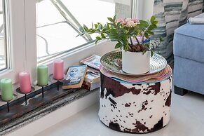 Sunny Seaside Apartment by Renters