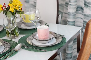 Sunny Seaside Apartment by Renters