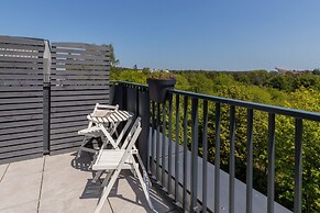 Sunny Seaside Apartment by Renters