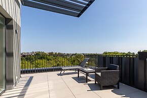 Sunny Seaside Apartment by Renters