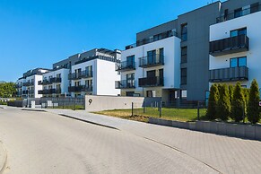 Sunny Seaside Apartment by Renters