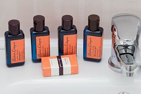 Sunny Seaside Apartment by Renters