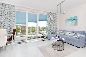 Sunny Seaside Apartment by Renters