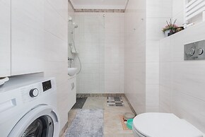 Sunny Seaside Apartment by Renters