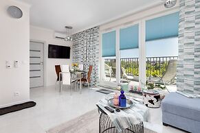 Sunny Seaside Apartment by Renters