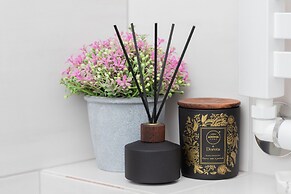 Sunny Seaside Apartment by Renters