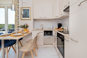 Sunny Seaside Apartment by Renters