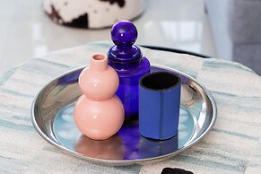 Sunny Seaside Apartment by Renters