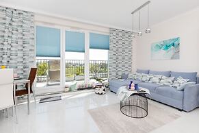 Sunny Seaside Apartment by Renters