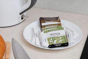 Sunny Seaside Apartment by Renters