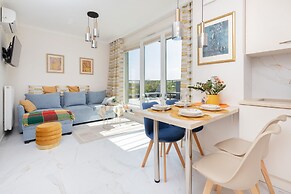 Sunny Seaside Apartment by Renters