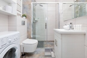 Sunny Seaside Apartment by Renters