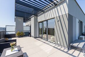 Sunny Seaside Apartment by Renters