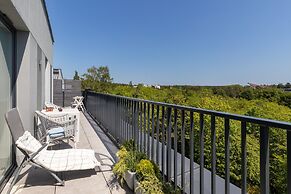 Sunny Seaside Apartment by Renters