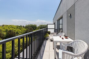 Sunny Seaside Apartment by Renters