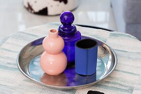 Sunny Seaside Apartment by Renters