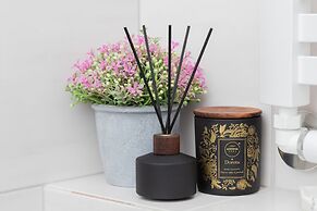 Sunny Seaside Apartment by Renters