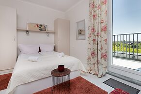 Sunny Seaside Apartment by Renters