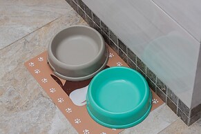 Sunny Seaside Apartment by Renters