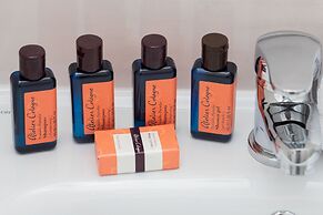 Sunny Seaside Apartment by Renters