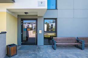 Sunny Seaside Apartment by Renters