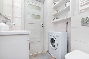 Sunny Seaside Apartment by Renters