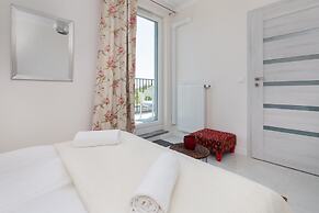 Sunny Seaside Apartment by Renters