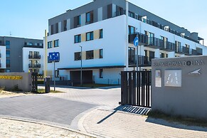 Sunny Seaside Apartment by Renters