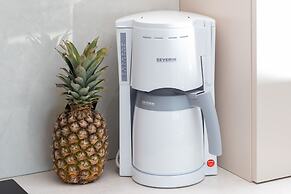 Sunny Seaside Apartment by Renters