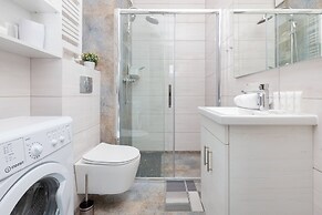 Sunny Seaside Apartment by Renters