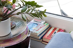 Sunny Seaside Apartment by Renters