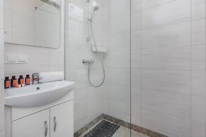 Sunny Seaside Apartment by Renters