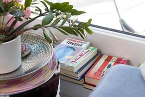 Sunny Seaside Apartment by Renters