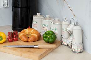 Sunny Seaside Apartment by Renters