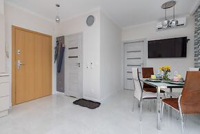 Sunny Seaside Apartment by Renters