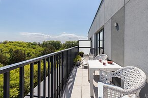 Sunny Seaside Apartment by Renters