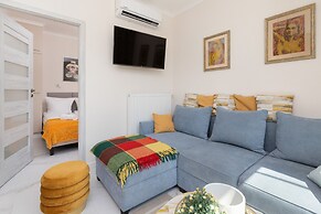 Sunny Seaside Apartment by Renters