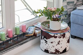 Sunny Seaside Apartment by Renters