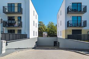 Sunny Seaside Apartment by Renters