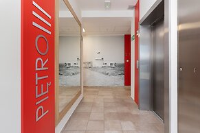 Sunny Seaside Apartment by Renters